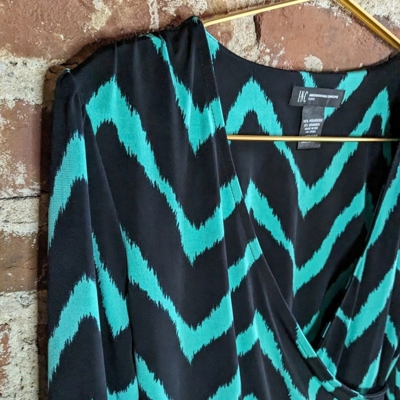 INC International Concepts Petite Medium Black & Green Chevron Dress w/ Ruching - Picture 2 of 10